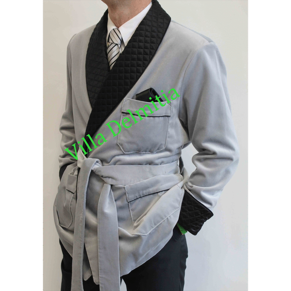 VESTE D'INTÉRIEUR CLASSIQUE POUR HOMME EN VELOURS DE COTON AVEC CONTRASTES EN SOIE SATIN MATELASSÉE, PASSEPOIL TORSADE ET DOUBLURE ENTIÈRE EN BEMBERG
