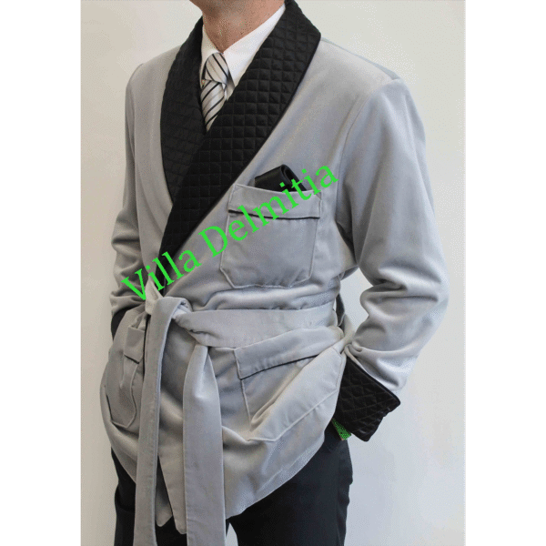 VESTE D'INTÉRIEUR CLASSIQUE POUR HOMME EN VELOURS DE COTON AVEC CONTRASTES EN SOIE SATIN MATELASSÉE, PASSEPOIL TORSADE ET DOUBLURE ENTIÈRE EN BEMBERG
