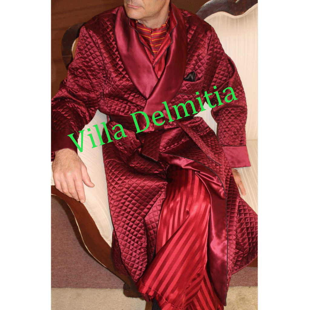 ROBE DE CHAMBRE CLASSIQUE POUR HOMME EN BEMBERG MATELASSÉ AVEC CONTRASTES EN BEMBERG MATELASSÉ, PASSEPOIL TORSADE ET DOUBLURE ENTIÈRE EN BEMBERG COORDONNÉE