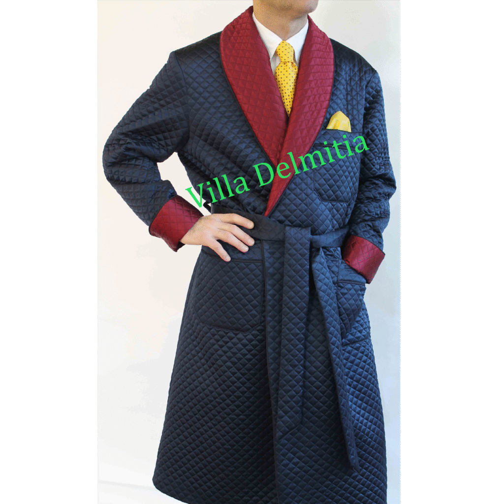 ROBE DE CHAMBRE CLASSIQUE POUR HOMME EN SOIE SATIN MATELASSEE AVEC CONTRASTES EN SOIE SATIN MATELASSEE, PASSEPOIL ET DOUBLURE ENTIERE EN BEMBERG