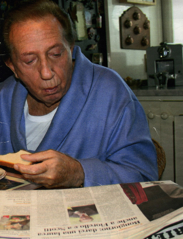 Mike Bongiorno indossa un capo Villa del Mitia